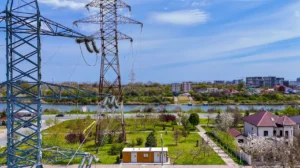 alt="Adrem a finalizat lucrările de dezvoltare, modernizare și sistematizare a rețelei de medie tensiune aferente stației de transformare 110/20 kV Năvodari, într-un proiect realizat pentru Rețele Electrice România și finanțat prin intermediul Fondului pentru Modernizare. Proiectul a vizat modernizarea infrastructurii de distribuție a energiei electrice într-o zonă aflată într-o dezvoltare accelerată, caracterizată prin creșterea continuă a consumului și extinderea zonelor rezidențiale și turistice din Năvodari și Mamaia Nord. În cadrul lucrărilor au fost realizați circa 37 km de rețele de medie tensiune și au fost modernizate, integrate sau nou înființate 14 posturi de transformare. Proiectul a inclus: • modernizarea liniilor de medie tensiune aferente stației Năvodari; • montare analizoare de rețea în 53 de posturi de transformare; • înlocuirea unor tronsoane aeriene cu cabluri subterane; • instalarea de noi PTAB-uri și modernizarea unor posturi existente; • integrarea sistemelor de telecontrol și SCADA; • implementarea infrastructurii necesare pentru digitalizarea și monitorizarea rețelei. Totodată, proiectul a inclus instalarea de echipamente RTU pentru monitorizare și comandă la distanță, integrarea infrastructurii de comunicații și pregătirea rețelei pentru tehnologii inteligente de operare și management al distribuției energiei electrice. Prin implementarea proiectului, infrastructura existentă, dificil de întreținut și afectată de tehnologii învechite, a fost înlocuită cu soluții moderne, sigure și mai eficiente, contribuind la: • creșterea continuității în alimentarea cu energie electrică; • reducerea timpilor de întrerupere și intervenție; • îmbunătățirea calității energiei furnizate consumatorilor; • reducerea pierderilor tehnologice; • creșterea gradului de digitalizare a rețelei. Proiectul a fost realizat cu sprijinul echipelor Adrem implicate în proiectare, execuție, integrare și punere în funcțiune, cărora le mulțumim pentru profesionalism și implicare pe parcursul tuturor etapelor de implementare. Mulțumim, de asemenea, partenerilor noștri de la Rețele Electrice România pentru încrederea acordată și pentru buna colaborare în realizarea acestui proiect important pentru infrastructura energetică din regiune."